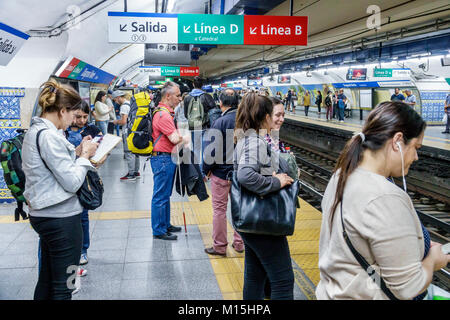 Buenos Aires Argentinien, Subte U-Bahnsteig, Diagonal Norte, Bahnhof, Bahnsteig, Pendler, Mann Männer männlich, Frau weibliche Frauen, wartend, überfüllt, hispanisch, ARG1711 Stockfoto