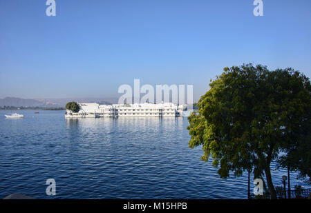 Die atemberaubende Jag Niwas Lake Palace Hotel auf dem Pichola-see, Udaipur, Rajasthan, Indien Stockfoto