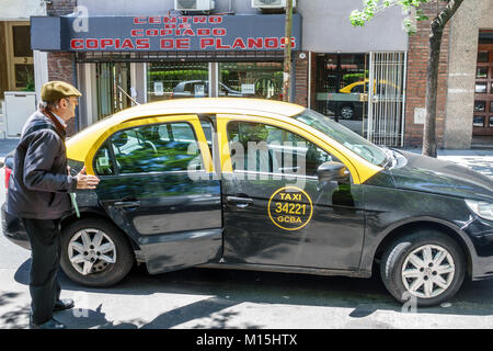 Buenos Aires Argentinien, Taxi, dab, Autos, Passagiere Fahrer, Transport, Fahrpreis abholen, Hispanic Latino ethnische Minderheit, Erwachsene Stockfoto