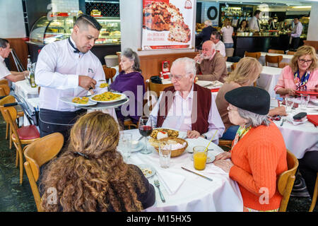 Buenos Aires Argentinien, Recoleta, Babieca Parrilla al Carbon, Restaurant Restaurants Essen Essen Essen Café Cafés, innen, Essen, Tisch, Senioren c Stockfoto