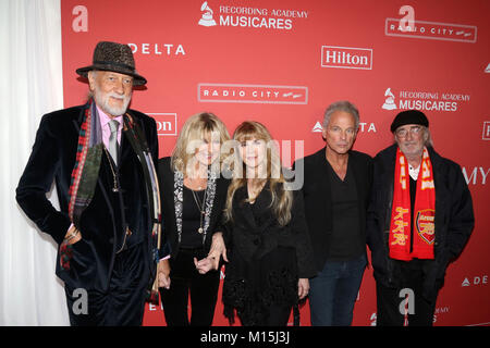 (Von links nach rechts) Mick Fleetwood, Christine McVie, Stevie Nicks und Lindsey Buckingham und John McVie von Fleetwood Mac im Jahre 2018 MusiCares Person des Jahres Ereignis in der Radio City Music Hall in New York ankommen. Stockfoto