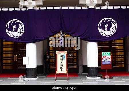 Blick auf den Eingang des Kabuki-Za, das Kabuki Theater in Tokio und ist in Ginza entfernt. Foto April 2017 berücksichtigt. Stockfoto