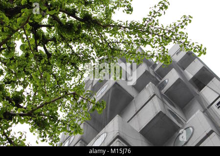Blick auf den ikonischen Kisho Kurokawa entworfene Nakagin Capsule Tower. (April 2017) Stockfoto