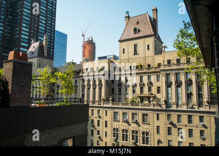 Eine Ansicht aus einem Dach irgendwo auf West 5th Street und 9th Avenue. Stockfoto