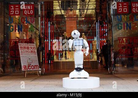 Eine Softbank Pfeffer Roboter außerhalb der Uniqlo Flagship Store in Tokyo Ginza District. Der Roboter wird die mehrsprachige Ansagen. April 2017. Stockfoto