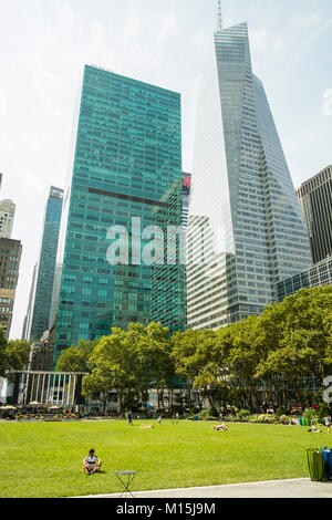 Avenue of the Americas und Bank of America Tower aus Sicht des Bryant Park, New York City Stockfoto