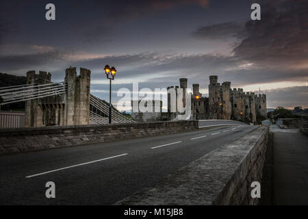 Dämmerung im Conwy Castle. Stockfoto