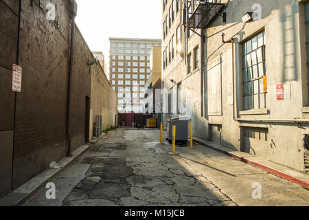 Schönen Morgen fällt Licht auf ein typisches Drive in Service Lane in Hollywood als die Sonne reflektiert als Blendschutz aus einem Fenster Glas. Stockfoto