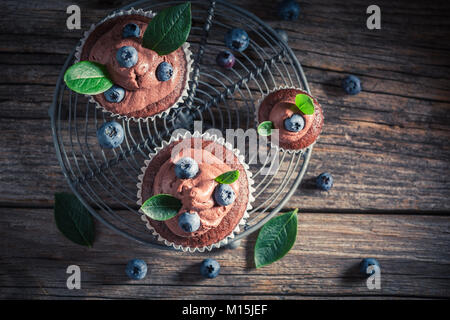 Nahaufnahme von Braun Cupcake aus Sahne und frischen Früchten Stockfoto