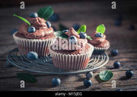 Braun Cupcake aus Sahne und frischen Früchten Stockfoto