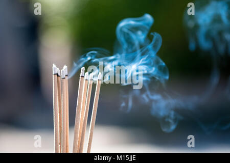 Brennende geprägte Sticks und Rauch von rauchopfer und Rauch Stockfoto