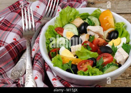 Salat mit Huhn und Eier, Oliven in Salatblättern. Horizontale erschossen. Stockfoto