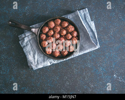 Hausgemachtes Rindfleisch Fleischbällchen in Gusseisen Skillet Stockfoto