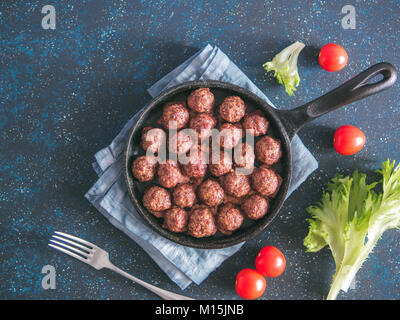 Hausgemachtes Rindfleisch Fleischbällchen in Gusseisen Skillet Stockfoto