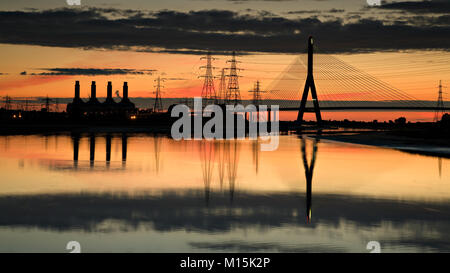 Kraftwerks- und Hängebrücke reflectring in einem Fluss in der Dämmerung in Deeside, North Wales Stockfoto