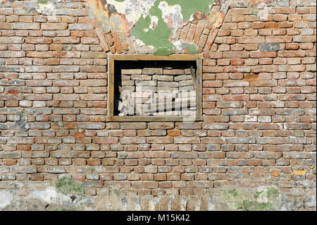 Verlassenes Haus mit einer Wand ohne Fenster Stockfoto