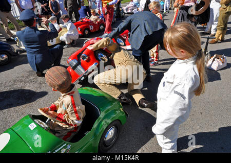 Service in letzter Minute. Ölen. Der Settrington Cup im Goodwood Revival ist für 4- bis 10-Jährige, die alle ähnliche Austin J40-Tretwagen fahren. Kinder Stockfoto