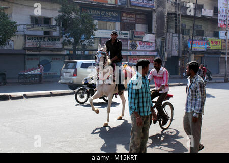 Indische mann Reiten auf der belebten Straße in Hyderabad, Indien Stockfoto