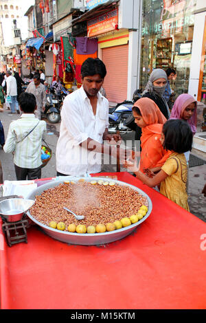 Street Hersteller Erdnüsse verkaufen an Kinder in der Nähe von charminar Hyderabad Indien Stockfoto