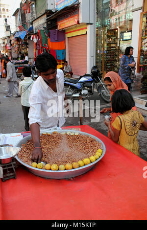 Street Hersteller Erdnüsse verkaufen an Kinder in der Nähe von charminar Hyderabad Indien Stockfoto