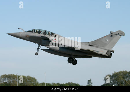 Französische Luftwaffe Dassault Rafale B Kämpfer Landung an RAF Coningbsy nach einem Flypast mit RAF Taifune für ein Treffen der Regierungschefs der Länder. Stockfoto