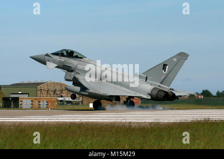 RAF Eurofighter Typhoon von 17 Squadron im Moment der Landung auf der RAF Coningsby Landebahn. Stockfoto