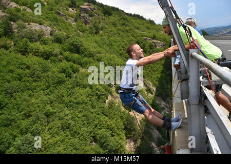 Junger Mann bungee Jumper im ersten Augenblick der Sprung von einem 230 Meter hohen Brücke Stockfoto