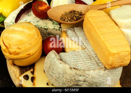 Gesunde Käse. Verschiedene Arten von Käse mit Tomaten und Chili auf der Küche. Vorbereitung für gesunde Ernährung Stockfoto