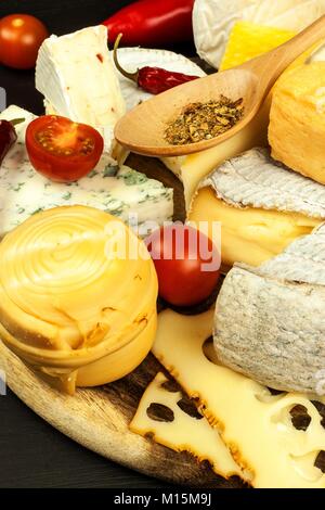 Gesunde Käse. Verschiedene Arten von Käse mit Tomaten und Chili auf der Küche. Vorbereitung für gesunde Ernährung Stockfoto