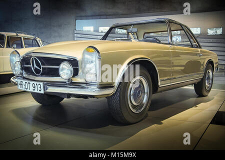 STUTTGART, DEUTSCHLAND - 7 April, 2017: 1964 Mercedes-Benz 230 SL "Pagode" (W113) im Mercedes Museum. Stockfoto