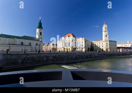 Oradea Rathaus Ansicht mit Crisul Repede Flusses Stockfoto