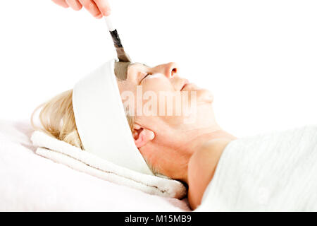 Beauty Skin Behandlung, Kosmetikerin Anwendung Clay Mask Stockfoto