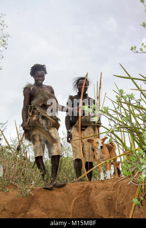 Hadza (oder hadzabe) Hunting Party, um auf die Jagd zu gehen. Am Lake Eyasi, Tansania fotografiert. Stockfoto