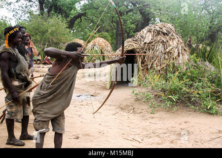 Hadza (oder hadzabe) Hunting Party, um auf die Jagd zu gehen. Am Lake Eyasi, Tansania fotografiert. Stockfoto