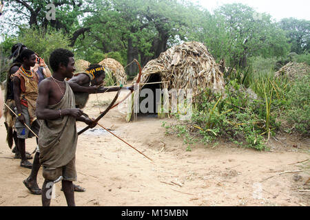 Hadza (oder hadzabe) Hunting Party, um auf die Jagd zu gehen. Am Lake Eyasi, Tansania fotografiert. Stockfoto