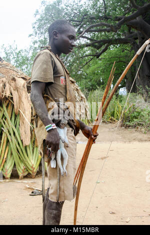 Hadza (oder hadzabe) Hunting Party, um auf die Jagd zu gehen. Am Lake Eyasi, Tansania fotografiert. Stockfoto