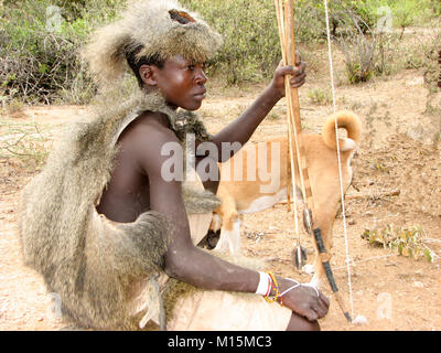 Hadza (oder hadzabe) Hunting Party, um auf die Jagd zu gehen. Am Lake Eyasi, Tansania fotografiert. Stockfoto