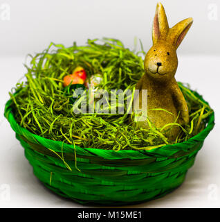 Osterhase in Green Nest mit Glas Eier Stockfoto