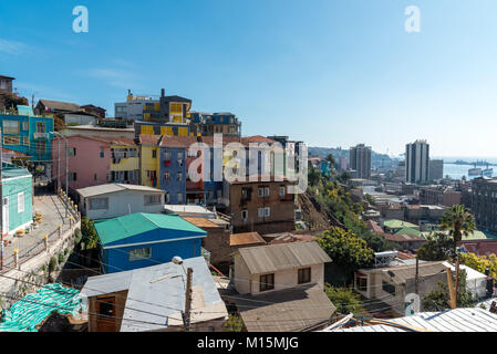 Blick über die bunten Häuser von Valparaiso in Chile in den Pazifischen Ozean Stockfoto