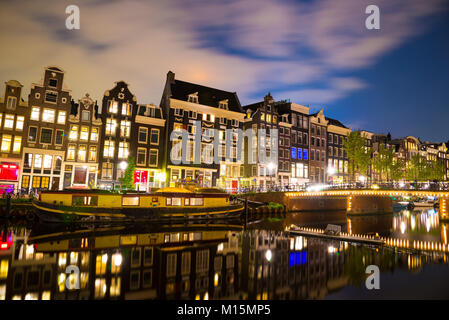 Blick auf die Amsterdamer Grachten und Böschungen entlang sie nachts. Stockfoto