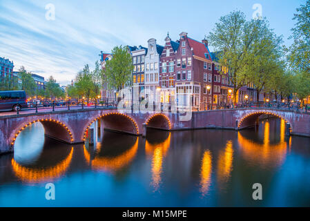 Brücke über die Keizersgracht - Canal des Kaisers in Amsterdam, in den Niederlanden bei Dämmerung. HDR-Bild. Stockfoto