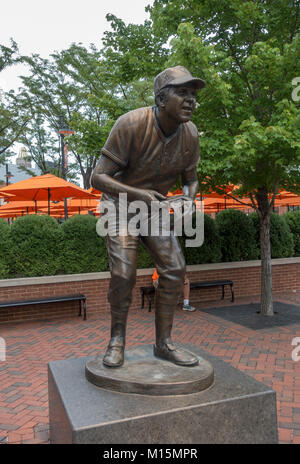 Hall of Famer Skulptur von Brooks Robinson an Oriole Park at Camden Yards, die Heimat der Baltimore Orioles MLB Team, Baltimore, Maryland, USA. Stockfoto