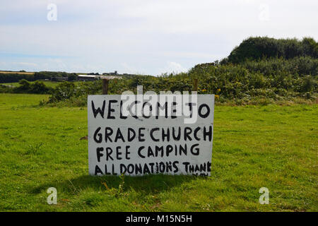 Grade Church Free Camping Schild in einem Feld neben einer Straße in Cornwall, Großbritannien Stockfoto