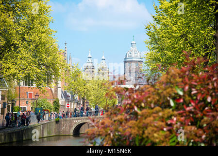 Brücke, Kanal und St. Nicolas Kirche in Amsterdam. Amsterdam ist die Hauptstadt und die bevölkerungsreichste Stadt der Niederlande Stockfoto