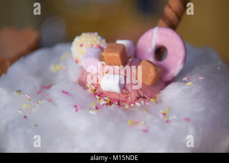 Pastellfarben essen Fotografie mit weißen Zuckerwatte und Erdbeeraroma rosa Eis mit Marshmallows fudge besprüht Schokolade und Keks Stockfoto