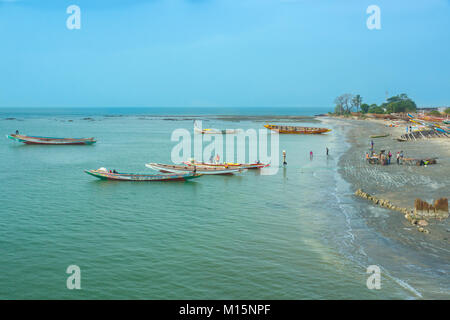 Boote auf der Küstenlinie von Barra in Gambia, Westafrika Stockfoto