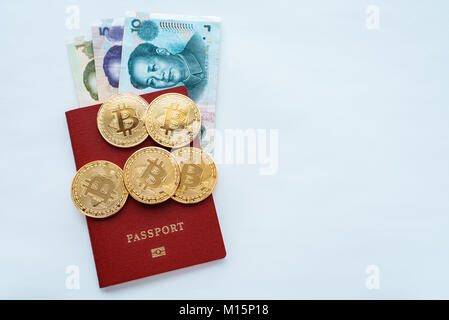 Papiergeld China in einem roten Pass auf einen weißen Hintergrund mit der chinesischen Währung Yuan, Gold Münzen bitcoin. Stockfoto