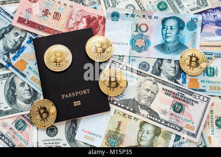 Schwarze Pass auf dem Hintergrund, den Nachweis der Identität. Gegen Papiergeld, US-Dollar, der chinesische Yuan CNY, Münzen, bitcoin, crypto Währung, custome Stockfoto