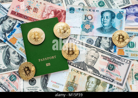 Grüne Reisepass auf den Hintergrund, den Nachweis der Identität. Gegen Papiergeld, US-Dollar, der chinesische Yuan CNY, Münzen, bitcoin, crypto Währung, custome Stockfoto