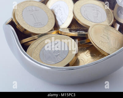 Neue Saudi Riyal und Halalas Münzen zeigen König Salman von Saudi-arabien Stockfoto